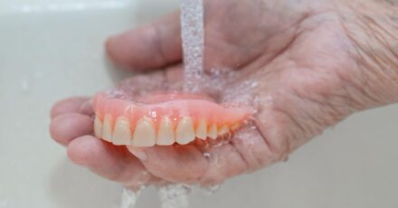 limpiar-dentadura-postiza
